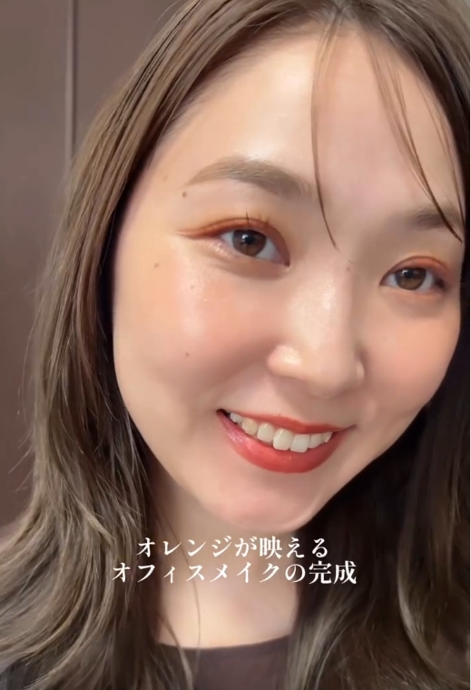目もとのオレンジラインがアクセント！オレンジが映えるオフィスメイク