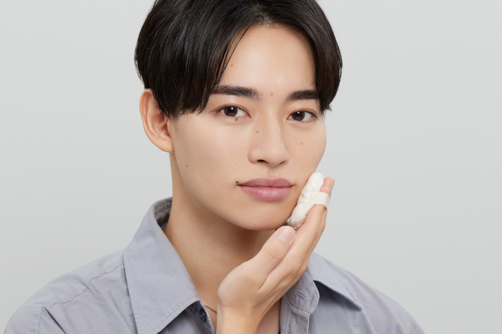 男性がメイクをしている画像