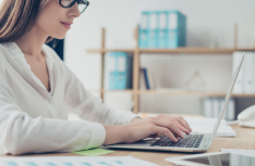 仕事中デスク下でこっそり実践!むくみすっきり7秒エクササイズ