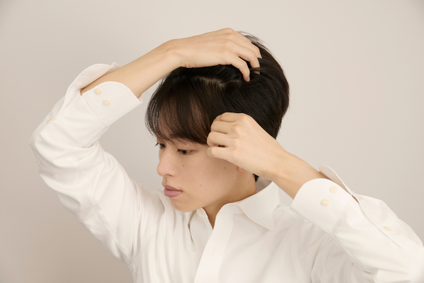 ボリュームを抑える男性の画像