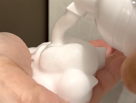 アベンヌ　スキンバランスフォームで泡を出している様子