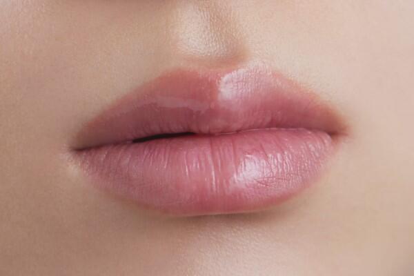抜け感のある「うるつや」な薄膜リップ