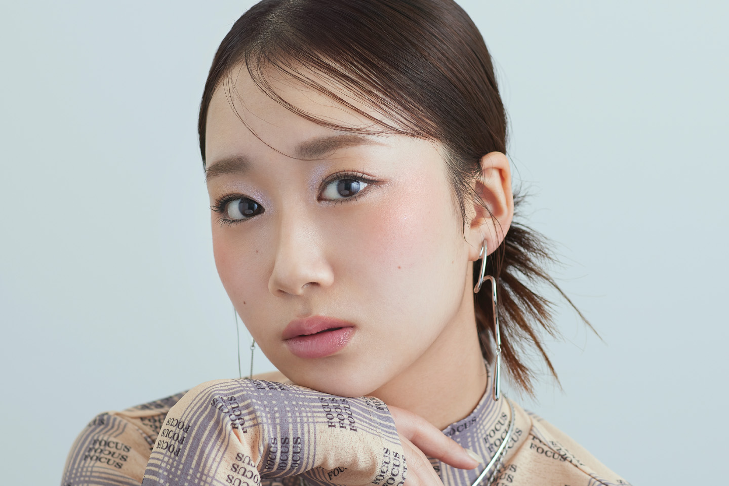 2025年春夏メイクのトレンド「星屑メイク」を施した女性