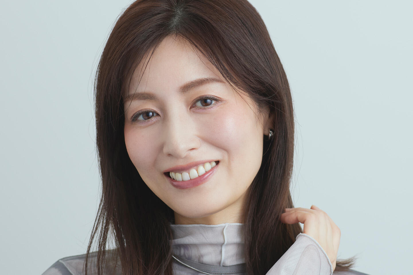 2025年春夏メイクのトレンド「星屑メイク」を施した大人世代の女性