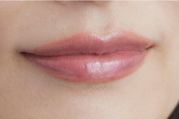抜け感のある「うるつや」な薄膜リップ