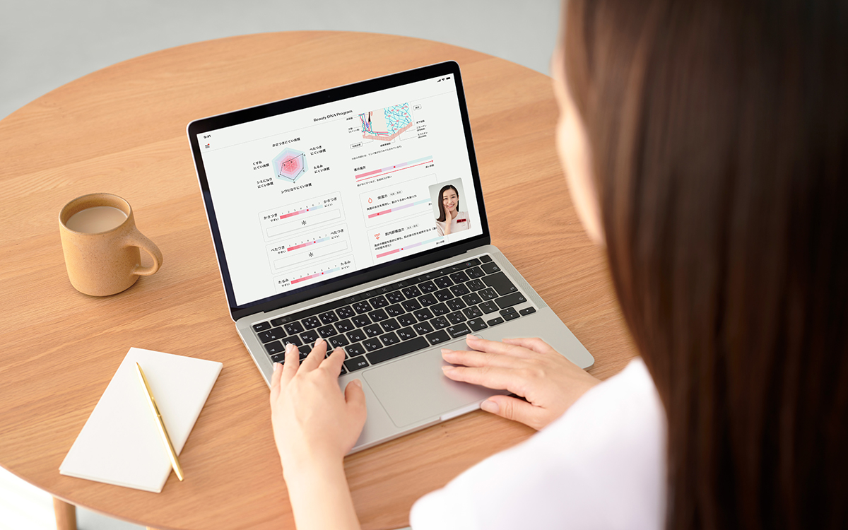 Beauty DNA Programの検査結果をパソコンで確認している様子