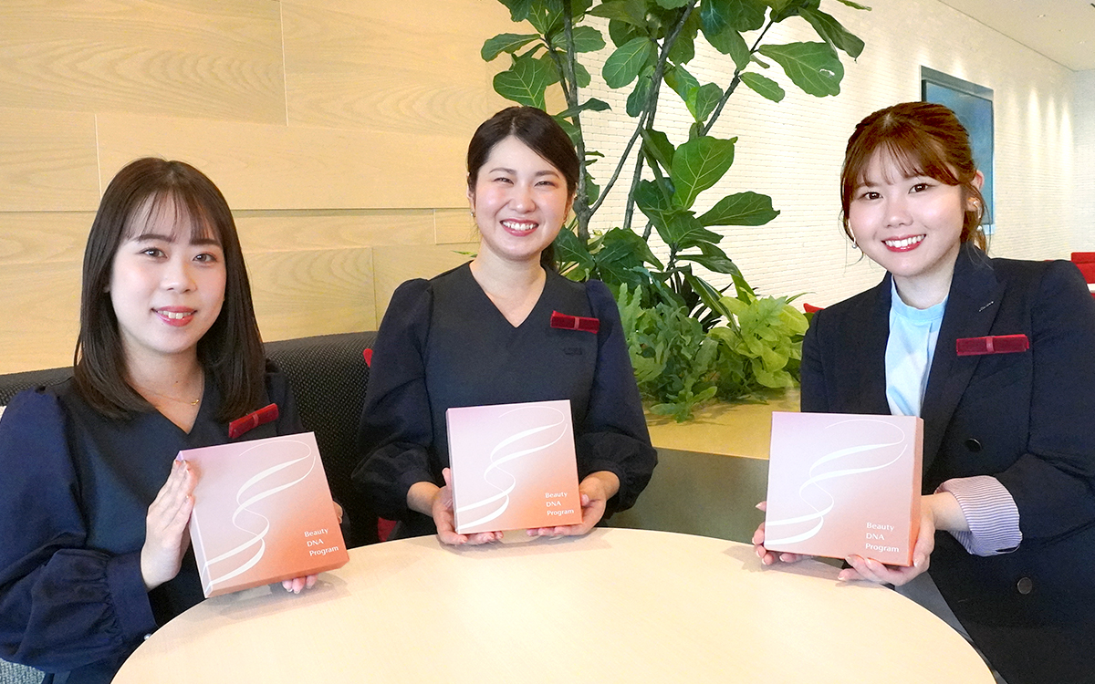 美容部員3名がDNA検査キットを手に持っている