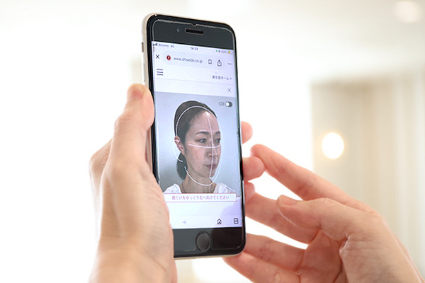 スマホのガイドに合わせて撮影する様子