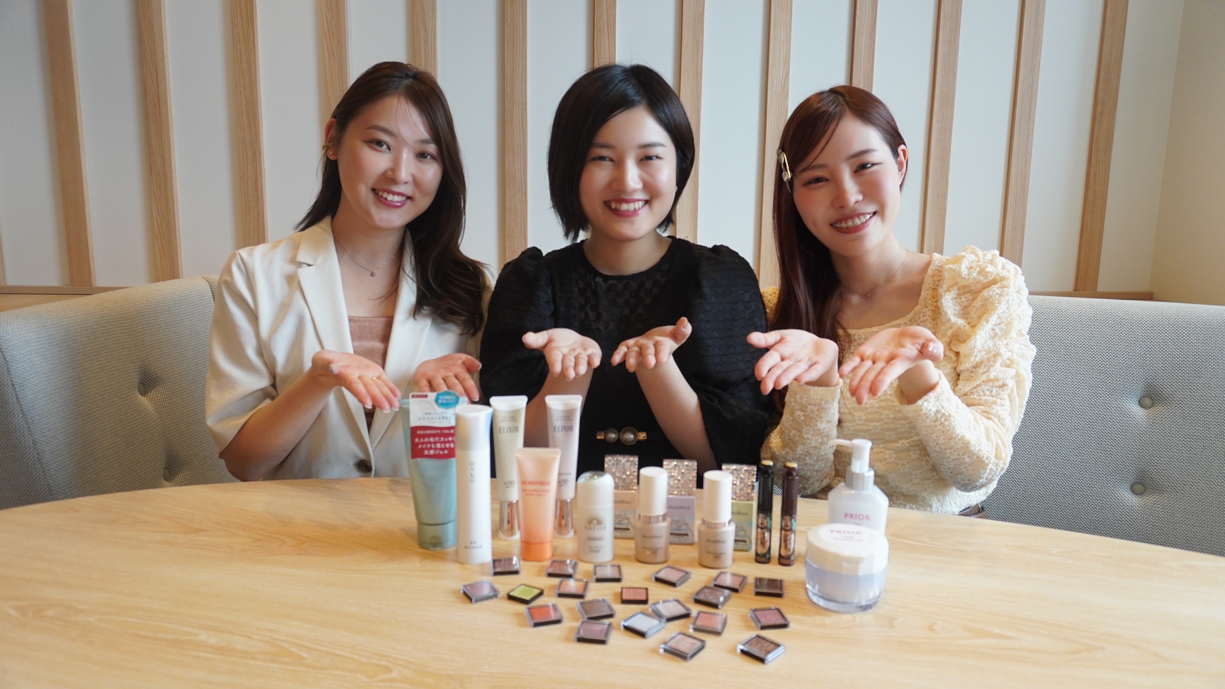 美容部員3人と商品