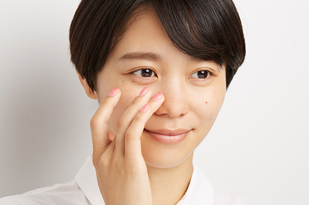 下地を鼻にすり込んでいる様子