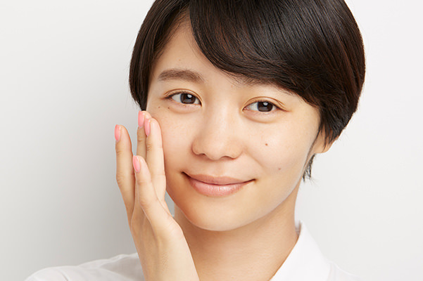 化粧下地を塗布している様子