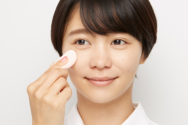 パフを使用してファンデーションをなじませている様子