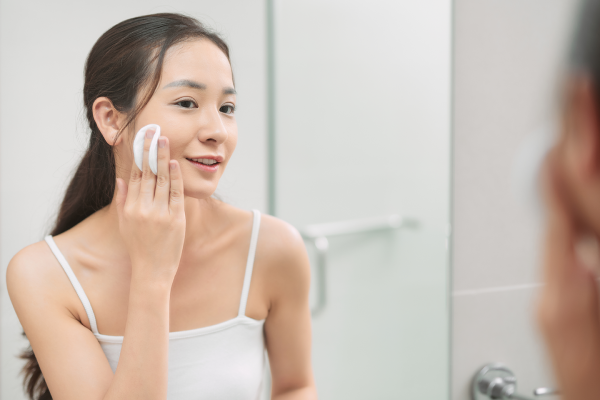 スキンケアしている女性