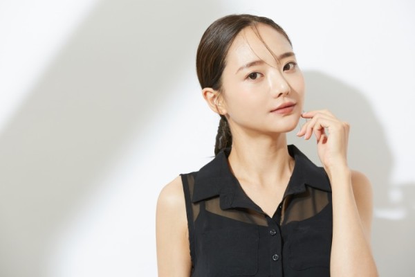 ポーズをとっている女性