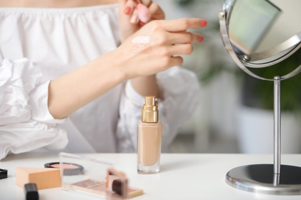 女性がリキッドファンデーションを手の甲に出している