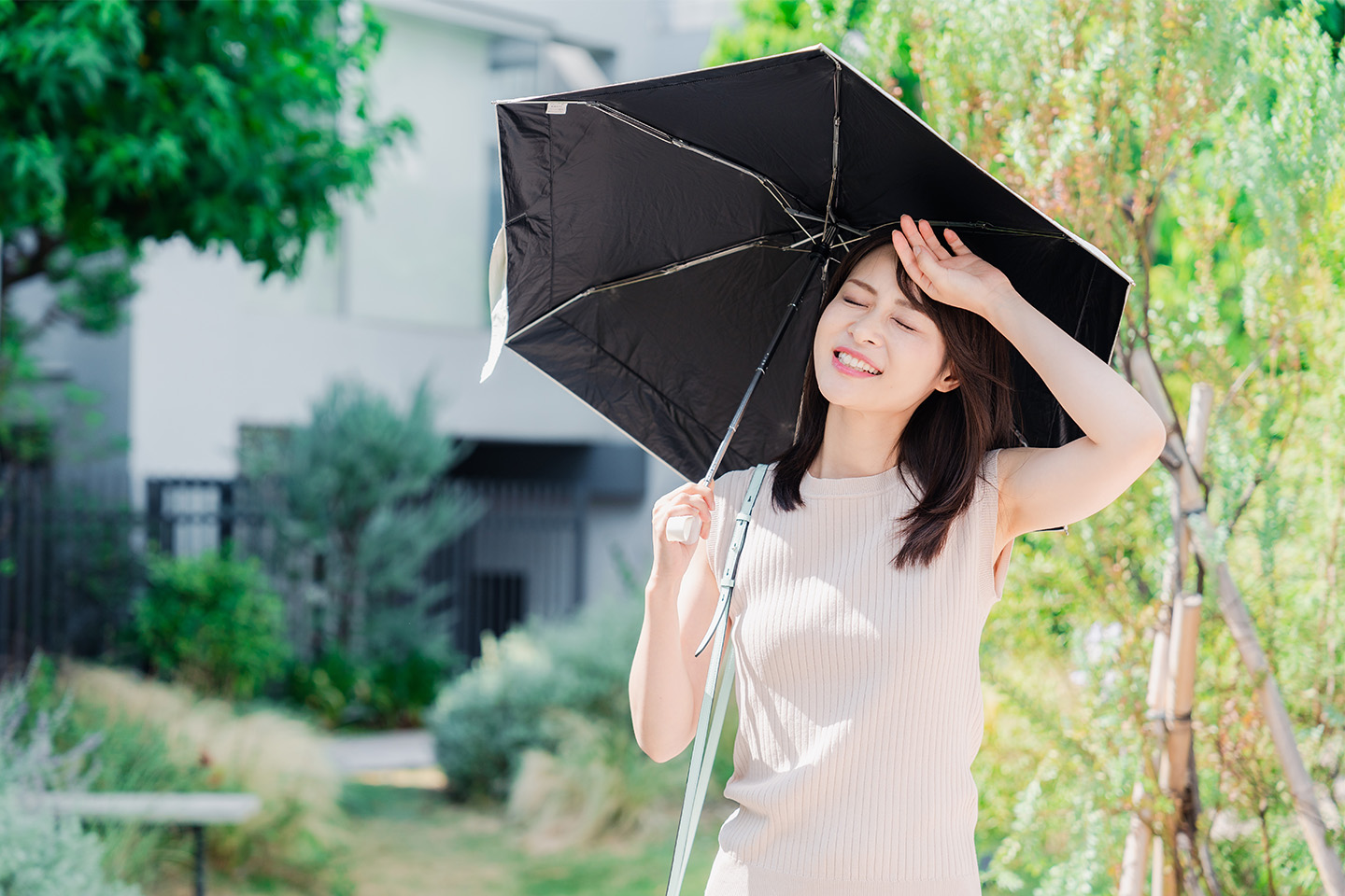真夏に日傘をさす女性