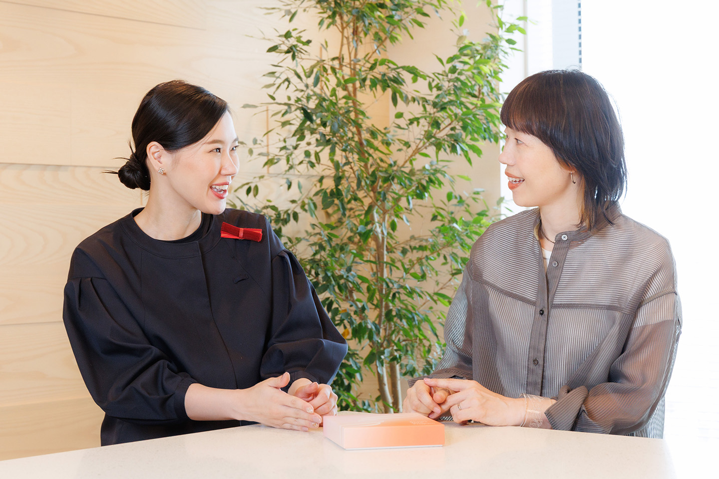 Naoさんと齋藤有希子さんが対談している様子