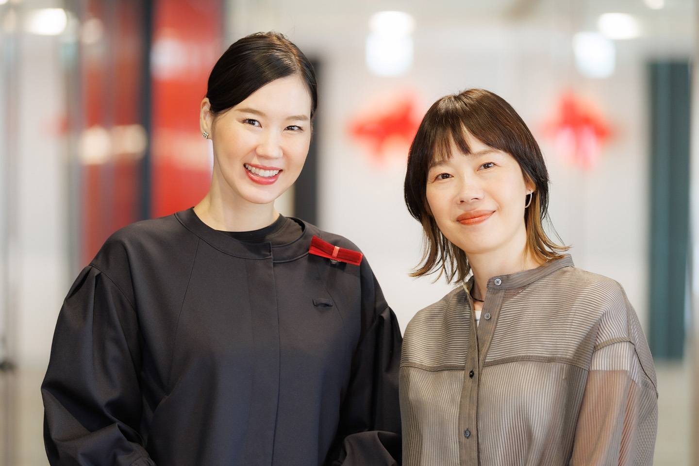 資生堂パーソナルビューティーパートナーのNaoさんと資生堂ヘアメイクアーティストの齋藤有希子さんのツーショット