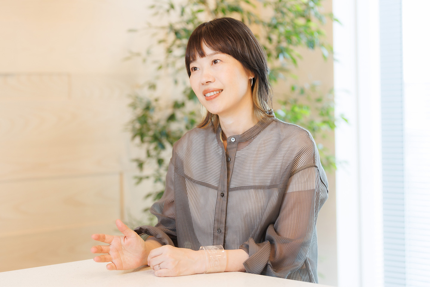 インタビューを受ける齋藤有希子さん