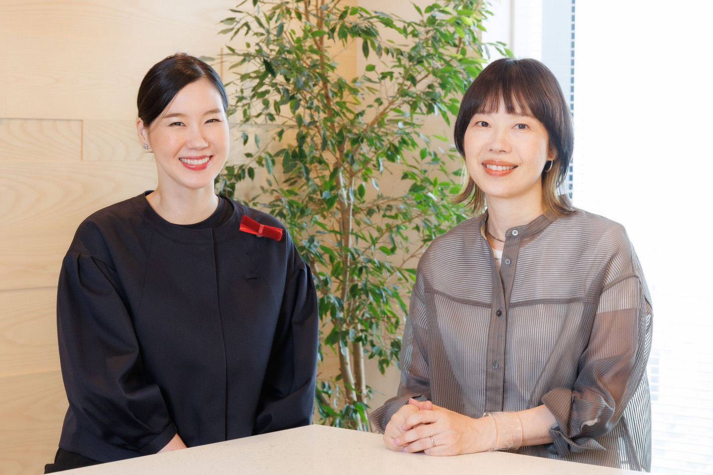 左：資生堂パーソナルビューティーパートナーのNaoさん　右：資生堂ヘアメイクアーティストの齋藤有希子さん