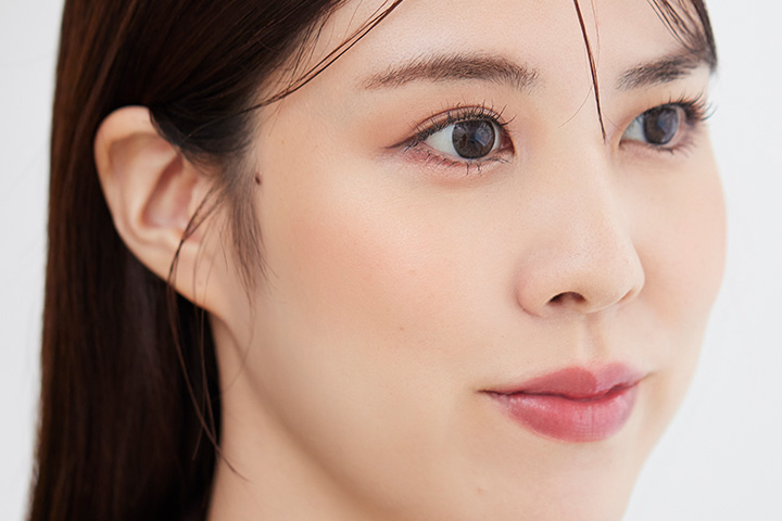 LOOK1の頬をアップにした画像