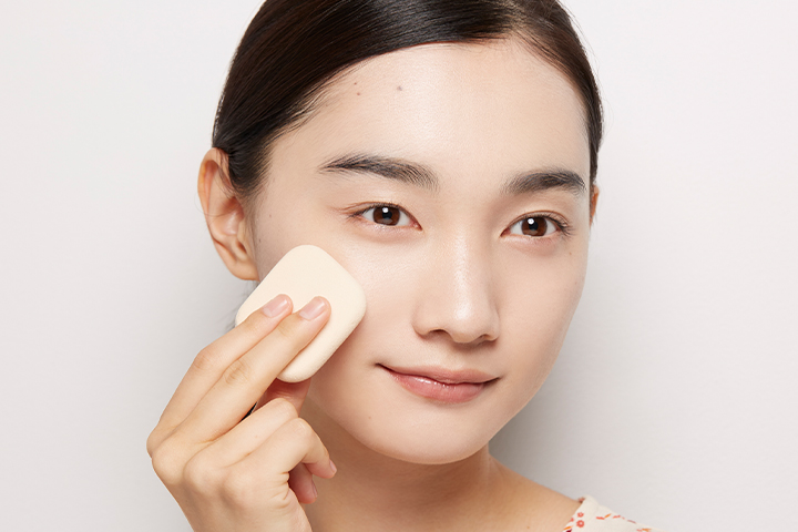 スポンジでファンデーションを広げる様子