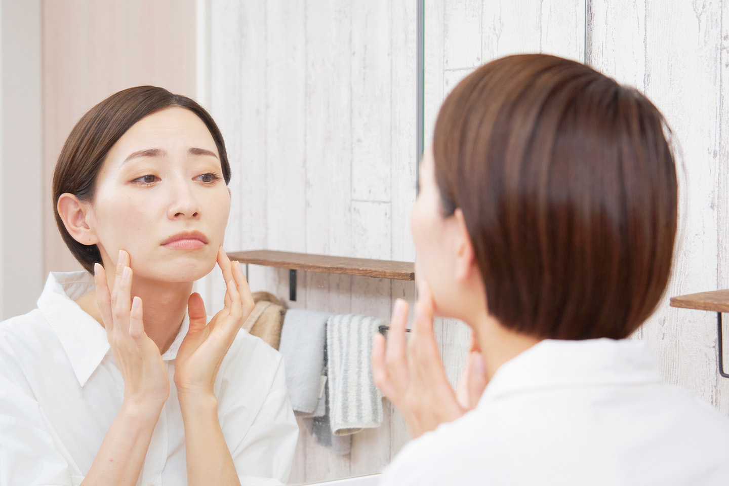 鏡をみる女性