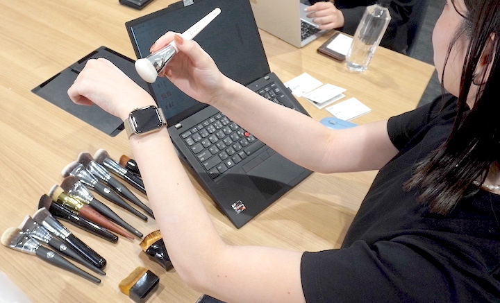 ブラシを試しているエリーさん