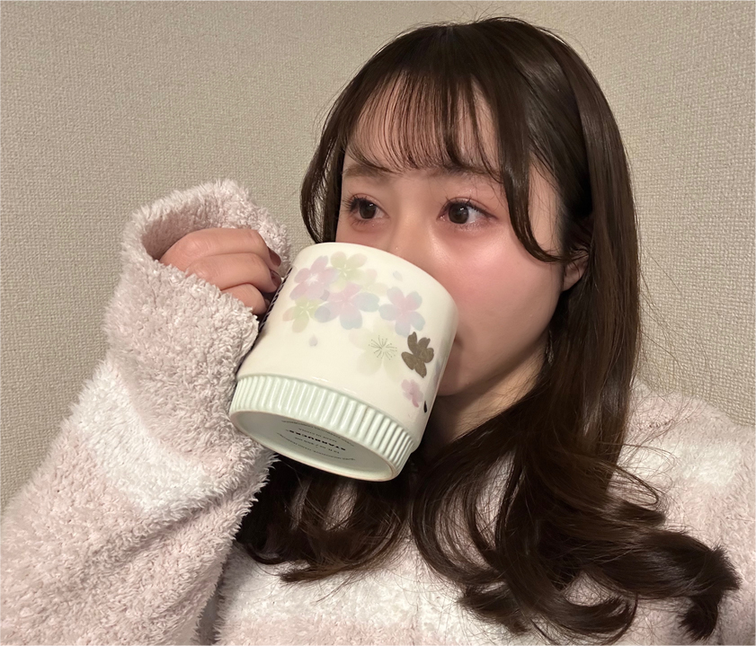 白湯を飲んでいる様子