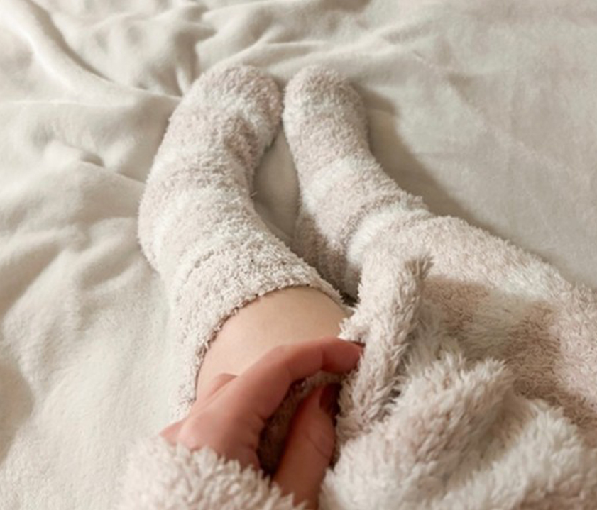 湯上りで靴下をはいている様子