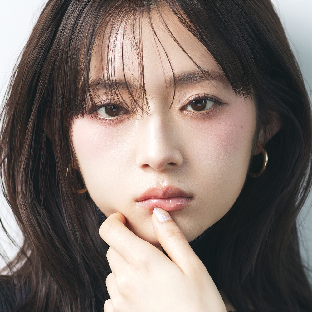 【2026年春夏トレンドメイク】重心高めチークが気分♪儚さと色気が溶け合う「ケミメイク」