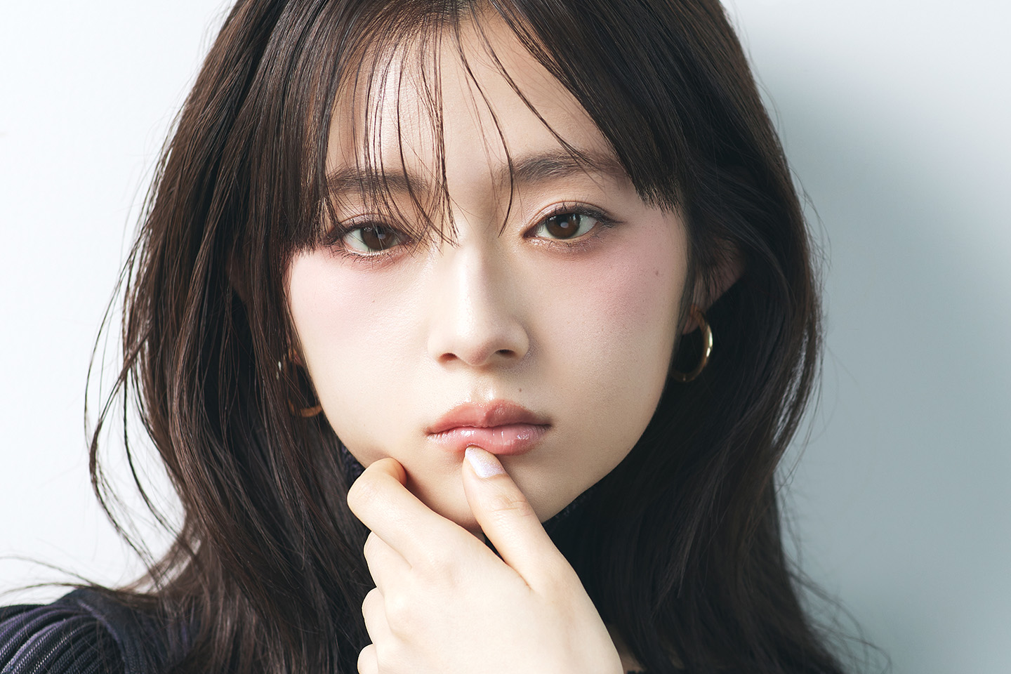 心高めチークが気分♪儚さと色気が溶け合う「ケミメイク」