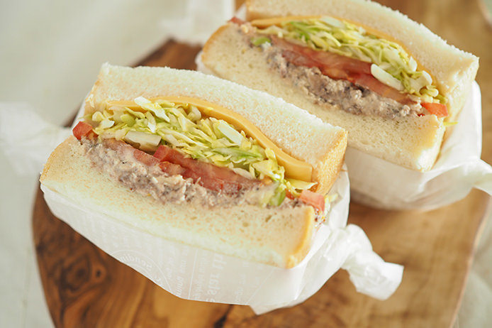 鯖缶を使ったサンドイッチの写真です。ボリューム感があります。