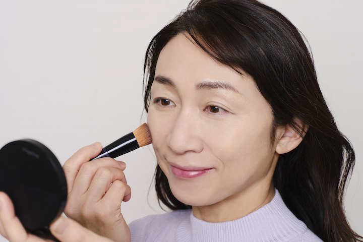 クッションファンデーションをブラシでとり、顔の中心にトントンとしっかり塗布