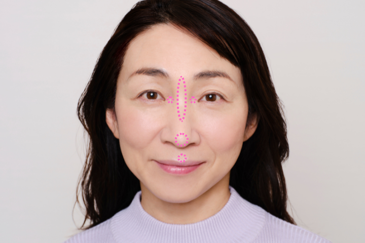 ハイライトを目頭、鼻筋、鼻先、唇の山に点置き