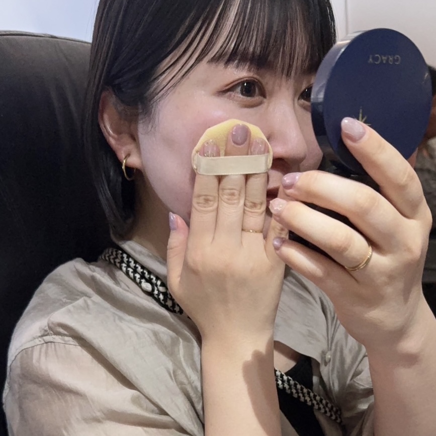移動中の化粧直し