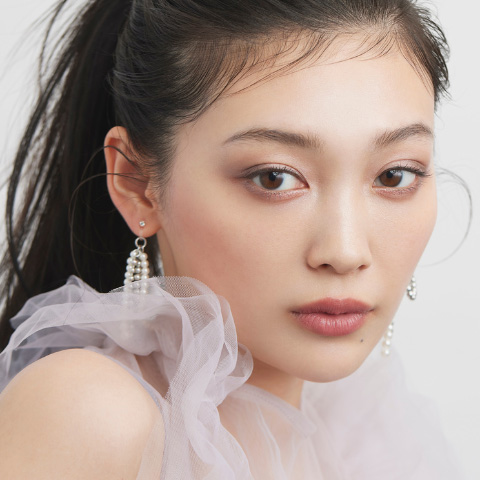 即垢抜け！クールさとピュアさを兼ね備えた「青みグレージュ」メイク
