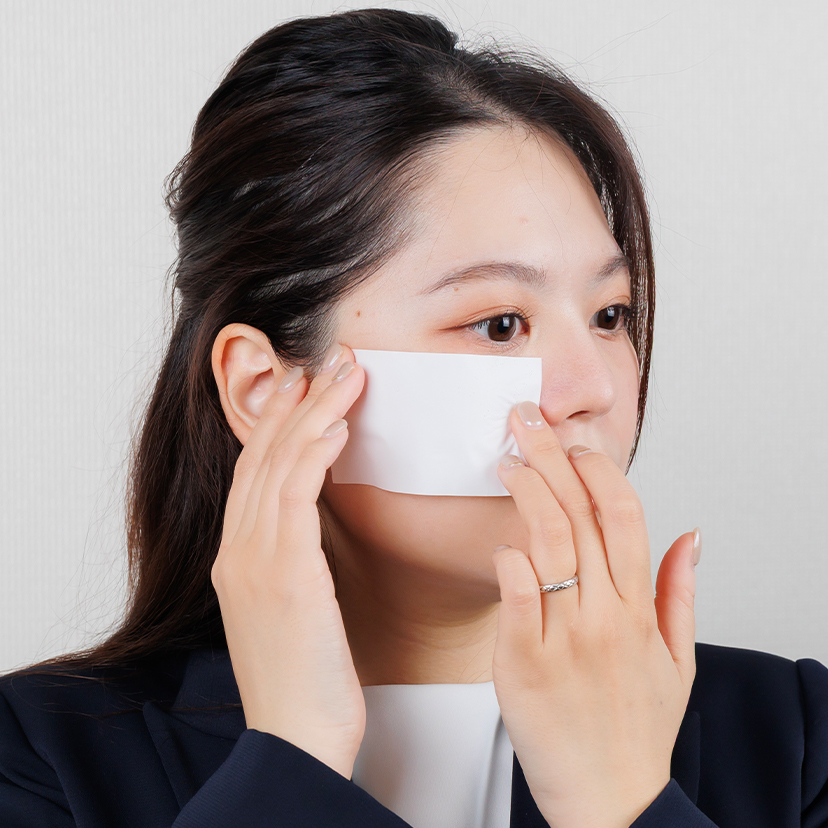あぶら取り紙を使用中のsakiさん