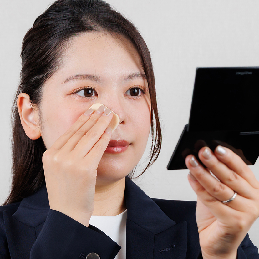 フェイスパウダーを使用している様子