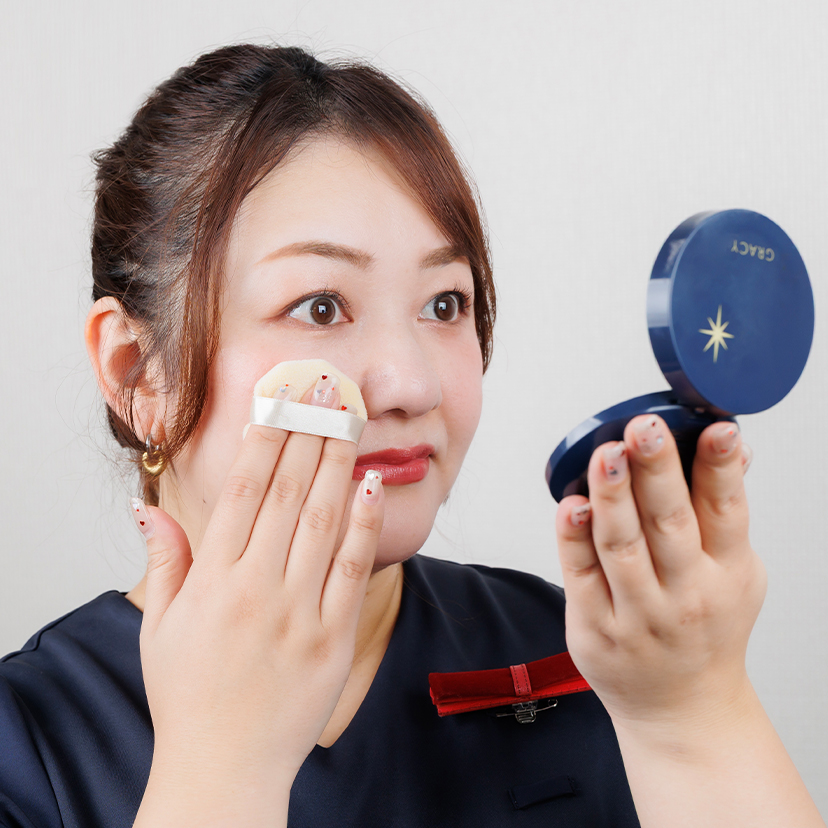 フェイスパウダーを使用している様子