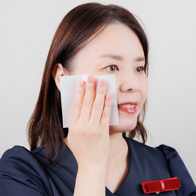 大判あぶら取り紙を使用している様子
