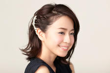 編み込みじゃないの!?簡単なのに女っぽく決まるミディアムヘアアレンジ