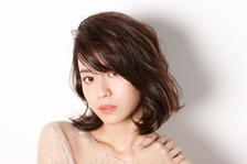 外ハネが人気!ランダム巻きでミディアムヘアがグッとオシャレに
