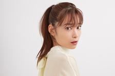 ヘアアレンジは"タイトめ"に。すっきりポニーテールで、モード気分を華やかに