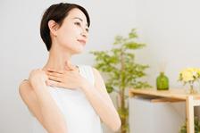 2分でOK！「首のシワ＆たるみ」解消法を人気トレーナーが伝授