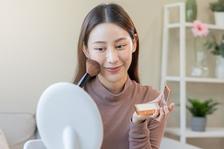 冬のメイク直しは保湿が命！粉ふき&カサカサ...乾燥時のプロのテクニックとは？