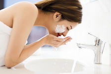 【敏感肌向け】刺激を与えない洗顔方法＆洗顔料選びのコツ