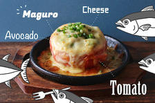 【敏感肌対策レシピ】丸ごとトマトにどっさりチーズ！まぐろとアボカドの和風オーブン焼き
