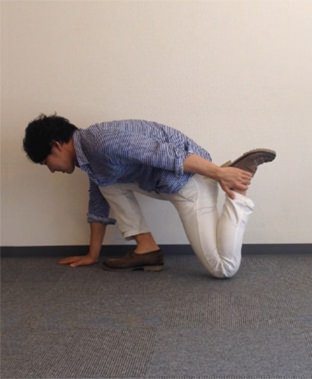左手で左足首をつかみ、お尻に引き寄せる