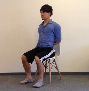 ひじ同士をつかんで腕を組む